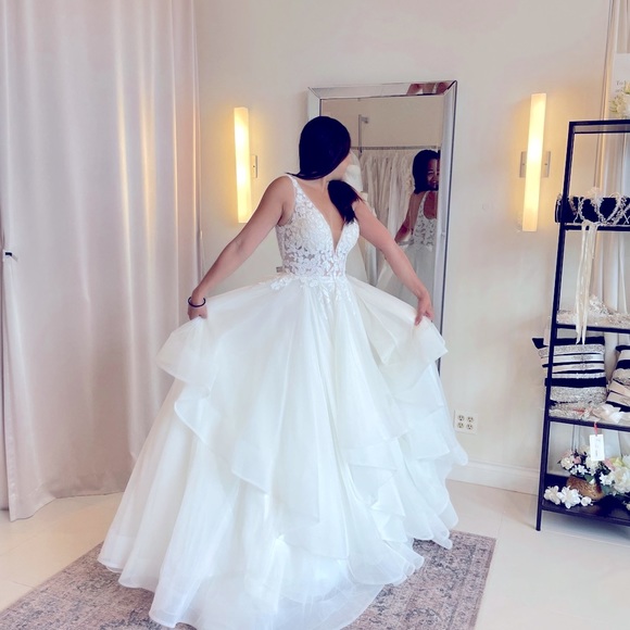 Beautiful Ballgown Tulle Wedding Dress - Picture 1 of 8